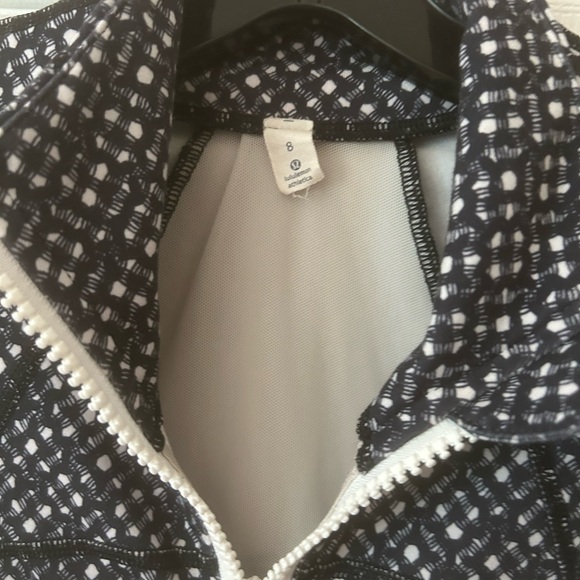 Lululemon black-and-white define jacket white zipper size 8 excellent condition. - Picture 6 of 6